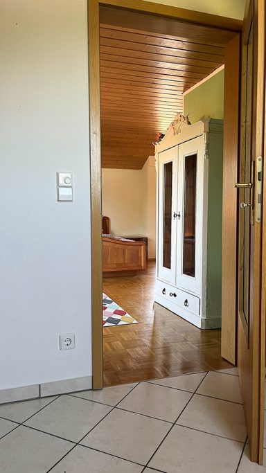 Blick aus der Küche in die Ferienwohnung der Villa am Goldbach Bad Aibling.