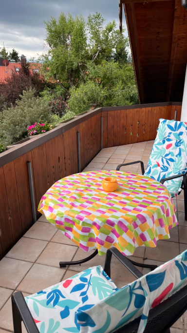 Balkon mit Morgensonne der Ferienwohnung Mona in der Villa am Goldbach Bad Aibling.