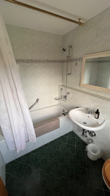 Das Badezimmer mit Badewanne in der Villa am Goldbach Bad Aibling.