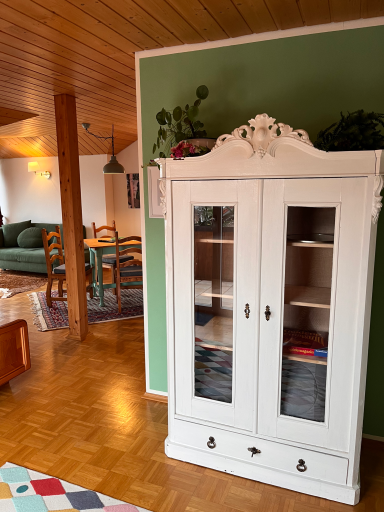 Kleiderschrank der Ferienwohnung Mona in der Villa am Goldbach Bad Aibling mit Blick auf die Sitzgruppe.