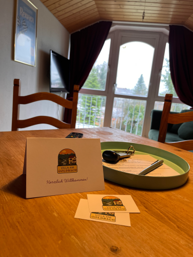 Begrüßungskarte auf dem Esstisch der Ferienwohnung. Villa am Goldbach Bad Aibling.