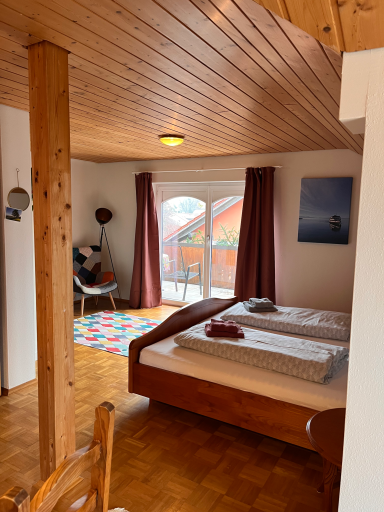 Das Doppelbett mit Blick auf den Balkon der Villa am Goldbach Bad Aibling.