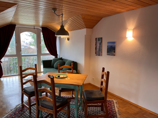 Die Sitzgruppe/Der Esstisch in der Ferienwohnung Mona und das (Schlaf)Sofa der Villa am Goldbach Bad Aibling.