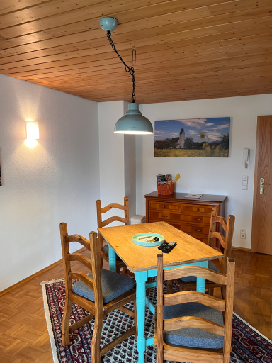Esstisch und eine Kommode in der Ferienwohnung Mona der Villa am Goldbach Bad Aibling.
