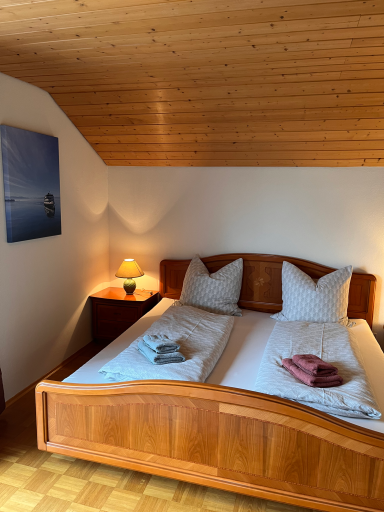 Das Doppelbett der Ferienwohnung Mona in der Villa am Goldbach Bad Aibling.